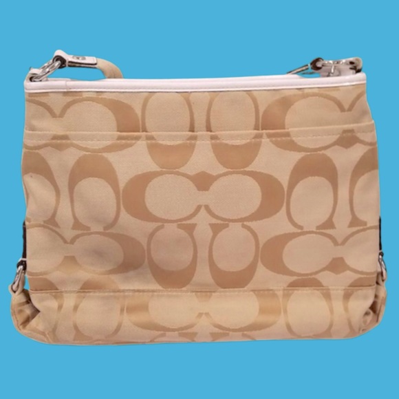 EUC Coach Signature C Kyra Daisy Canvas File Crossbody Bag w/Hang Tag - Picture 2 of 5